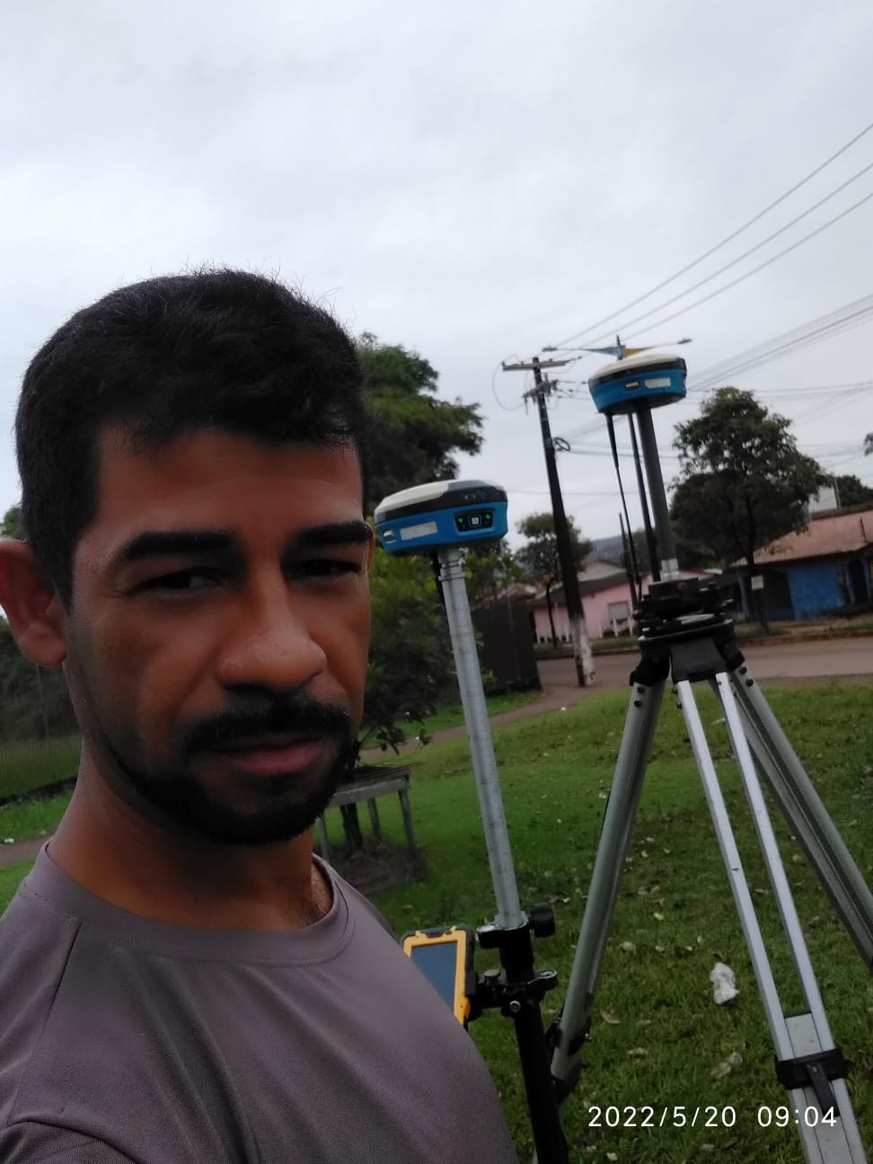 Profissional da TOPOGEO operando equipamento de topografia