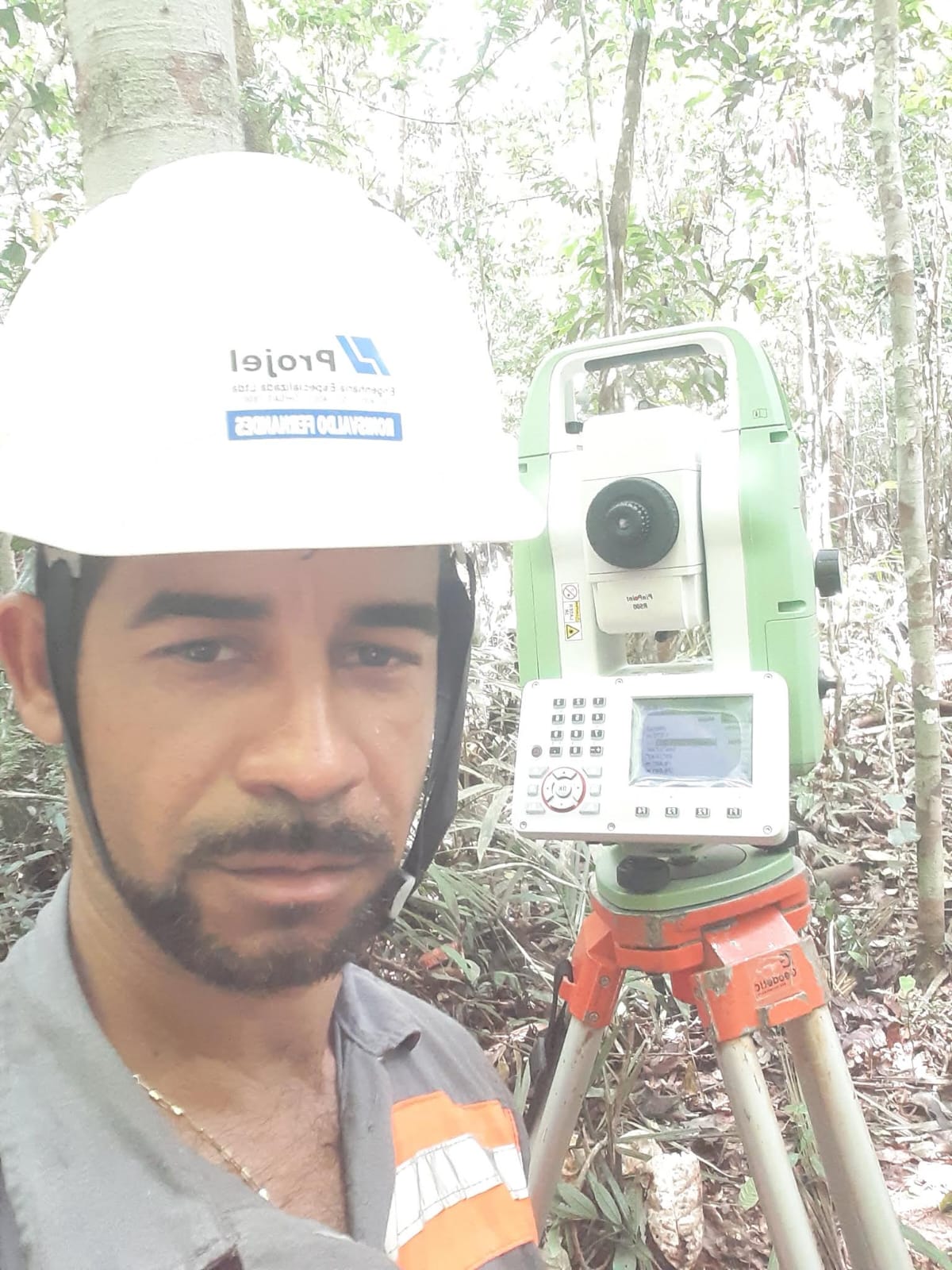 Levantamento topográfico com receptor GNSS em área de floresta