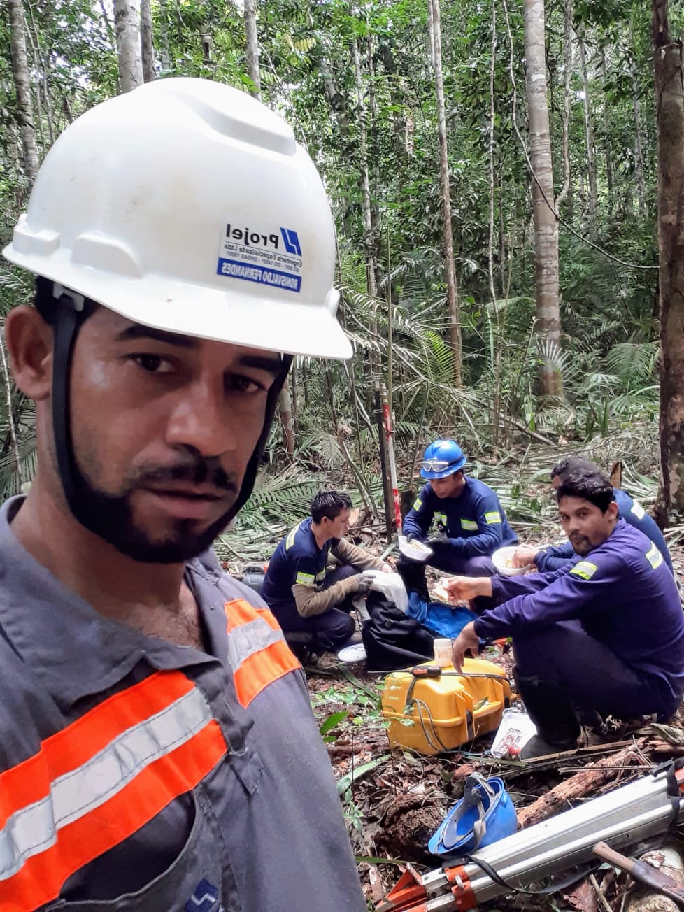 Equipe de campo uniformizada em levantamento em área de floresta