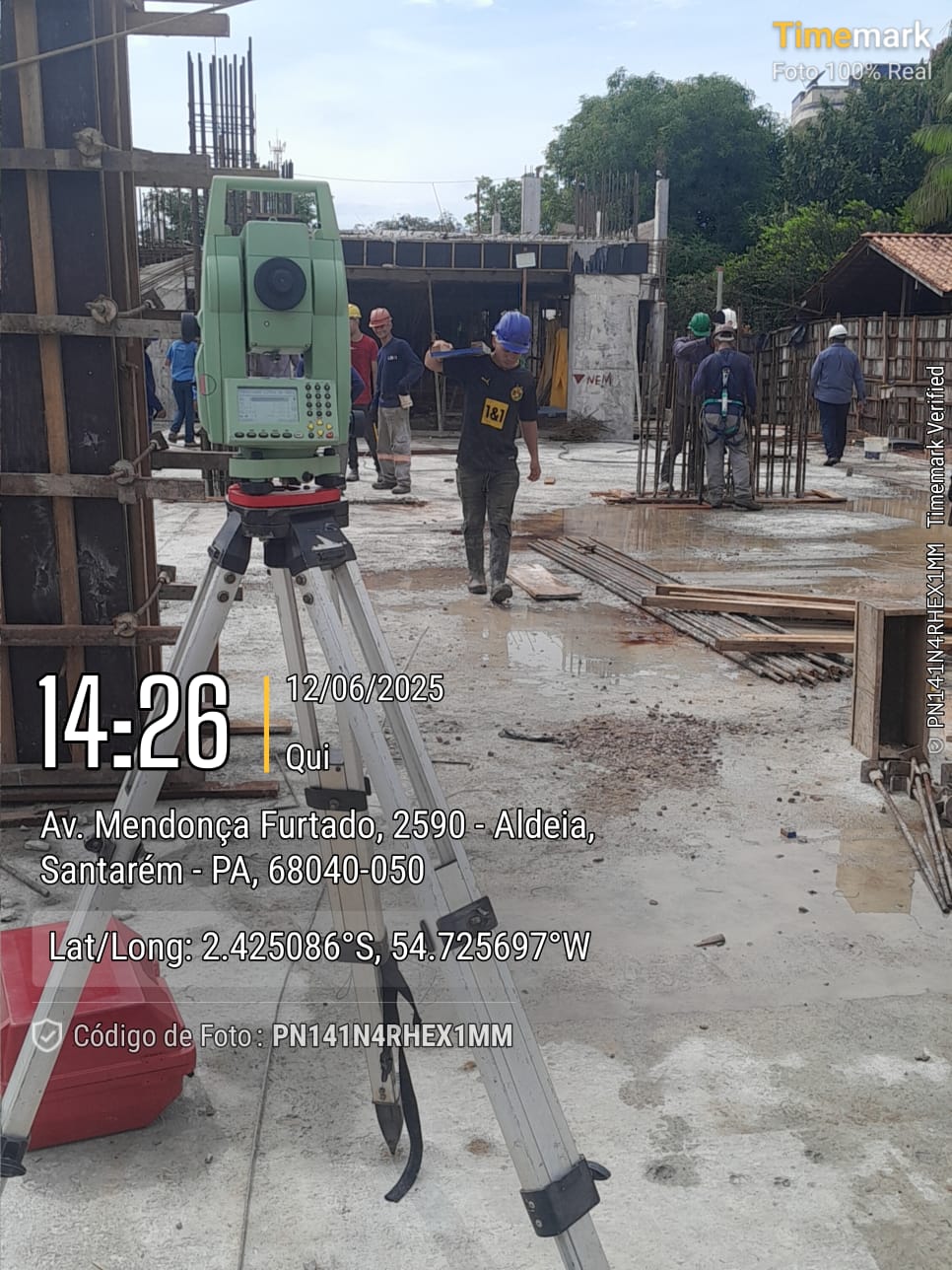 Estação total em canteiro de obras com ferragens